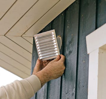 Badrumsfläkt: På utsidan av väggen monteras ett galler Badrumsfläkt: På utsidan av väggen monteras ett galler